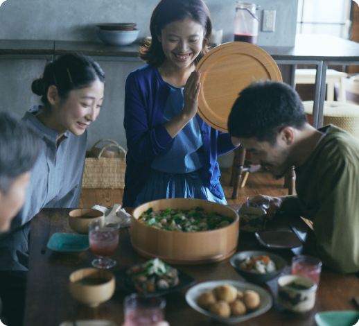 食卓を囲む家族