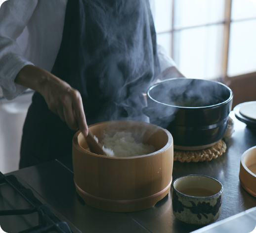 櫃にご飯をよそう手元